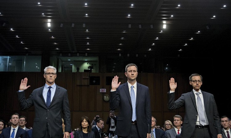 Đại diện Facebook, Twitter và Google tuyên thệ tại một phiên điều trần về chống tội phạm và khủng bố tại Thượng viện Washington D.C. Ảnh: Bloomberg