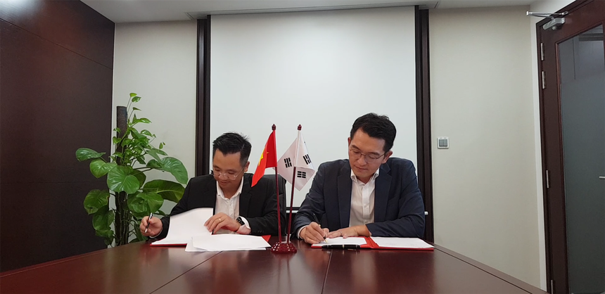 Ông Đinh Xuân Cường, Tổng giám đốc CTCP Tập đoàn An Phát Holdings kí thỏa thuận hợp tác với đối tác Hàn Quốc