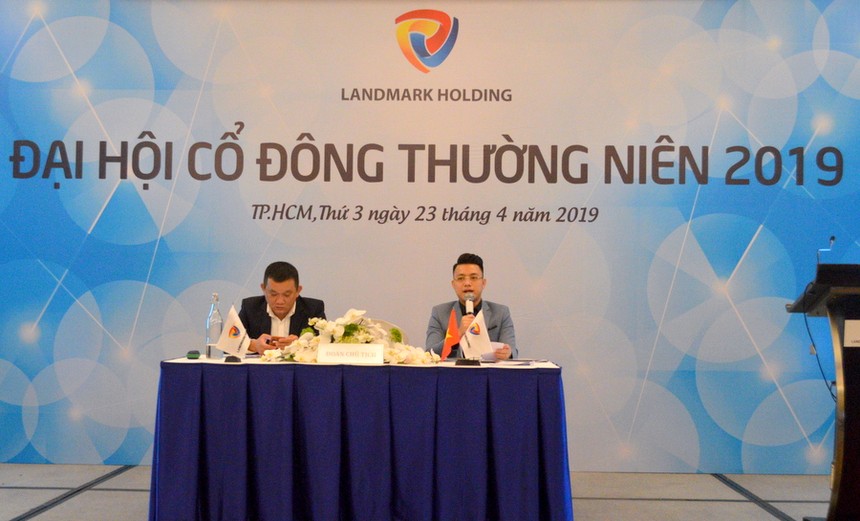 Ông Lương Quang Vinh, Chủ tịch HĐQT (vest đen) và ông Trương Hoàng Vũ, Tổng giám đốc (vest xám)