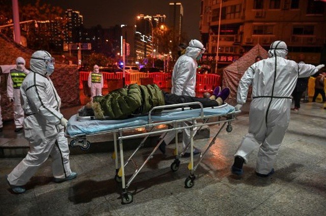 Các bệnh viện ở Vũ Hán đều trong tình trạng quá tải trước dịch bệnh viêm phổi lạ bùng phát. (Ảnh: AFP)