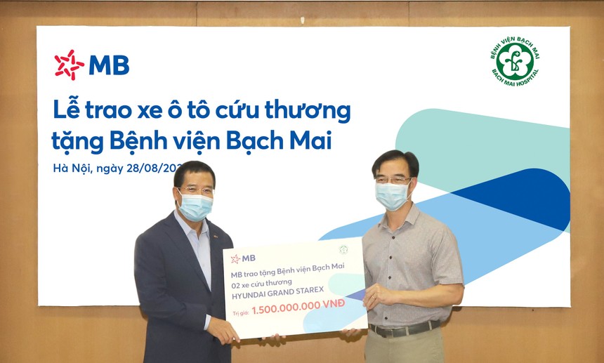 MB trao tặng 2 xe cứu thương cho Bệnh viện Bạch Mai