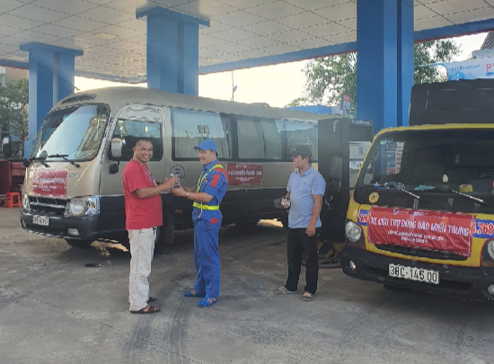 PVOIL hỗ trợ xăng dầu cho xe cứu trợ đồng bào bị ảnh hưởng lũ lụt ở miền Trung