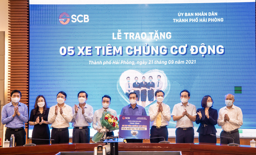 Ông Kiều Quang Vinh, Giám đốc Vùng 11 của SCB, đã đại diện SCB trao tặng 5 xe tiêm chủng cơ động cho đại diện Chính quyền thành phố Hải Phòng.