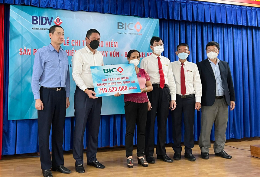 BIC trao hơn 710 triệu đồng tiền bảo hiểm người vay vốn cho khách hàng tại Lâm Đồng