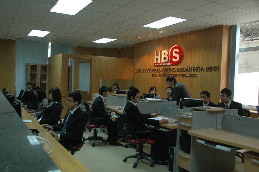 Chứng khoán Hòa Bình (HBS): Phó chủ tịch gom xong 5 triệu cổ phiếu, trở thành cổ đông lớn Công ty