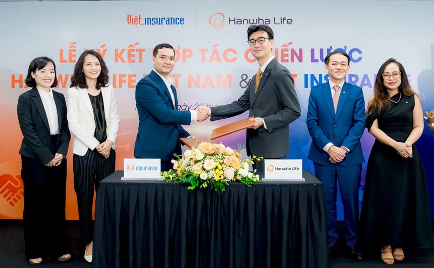Chủ tịch HĐTV kiêm CEO Hanwha Life Việt Nam – ông Hwang Jun Hwan (bên phải) ký kết thỏa thuận hợp tác với Tổng giám đốc VIS – ông Mai Văn Nội (bên trái) 