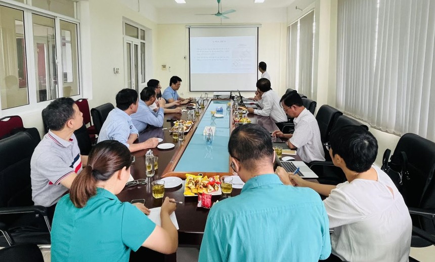 Buổi làm việc giữa Thứ trưởng Bộ NN-PTNT Phùng Đức Tiến cùng các đơn vị liên quan về vacxin DACOVAC-ASF2 tại Trung tâm Chẩn đoán thú y Trung ương ở Sóc Sơn, Hà Nội