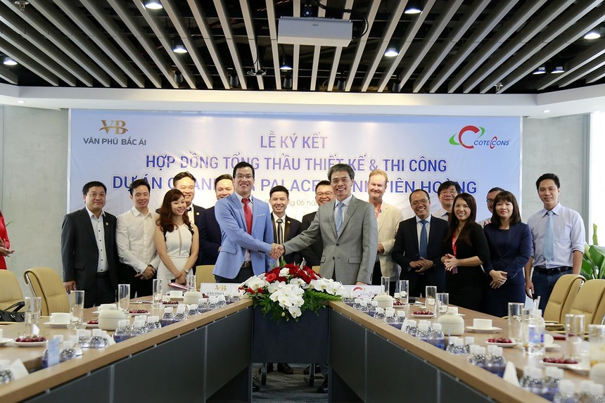 Ông Trần Đức Thắng, Tổng giám đốc Công ty cổ phần Văn Phú – Bắc Ái (bên trái) và ông Nguyễn Sỹ Công, Tổng giám đốc Công ty Coteccons thực hiện nghi thức ký hợp đồng 