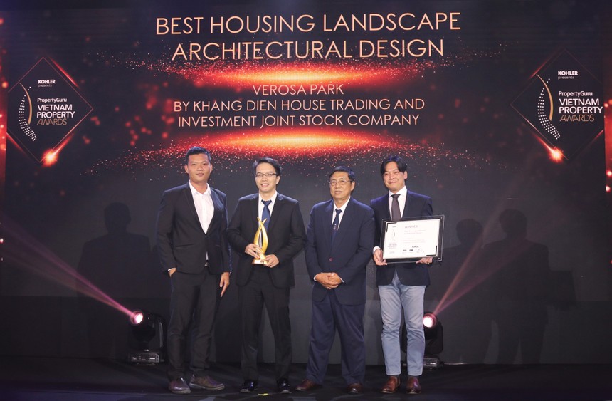 Đại diện Khang Điền nhận giải Best Housing Landscape Architectural Design – Winner dành cho dự án Verosa Park tại Vietnam Property Awards 2019.