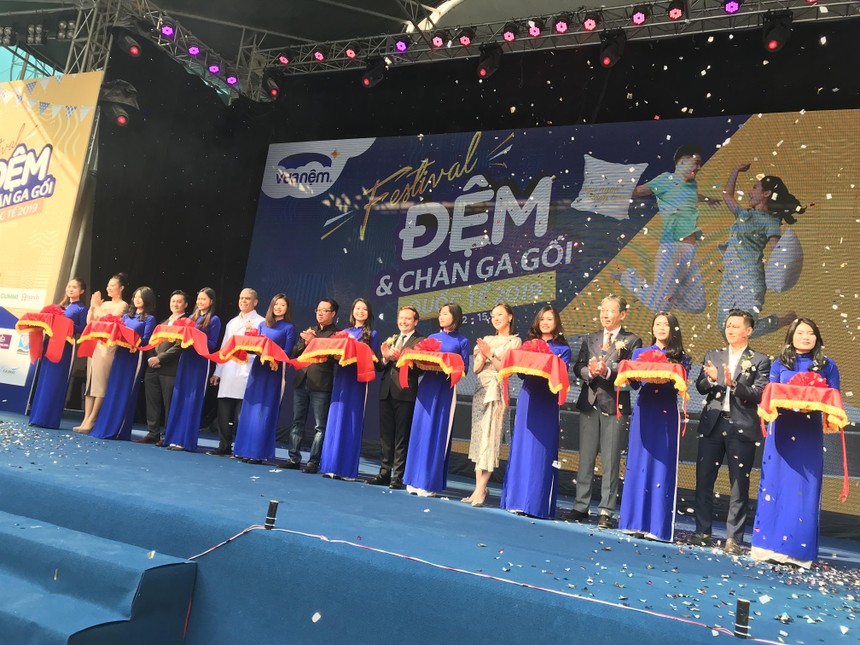 Lễ cắt băng khai mạc Festival Đệm và chăn ga gối quốc tế đầu tiên tại Việt Nam
