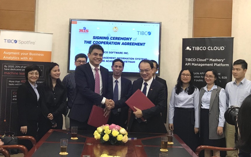 Lãnh đạo TIBCO Software và Học viện Ngân hàng ký kết thỏa thuận hợp tác.