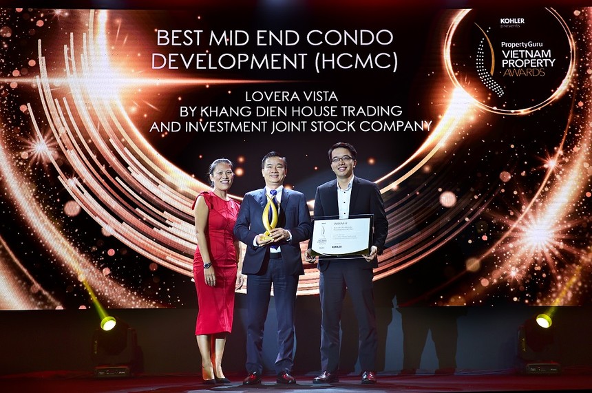 Đại diện công ty Khang Điền nhận giải Best Mid End Condo Development - HCMC dành cho dự án Lovera Vista.