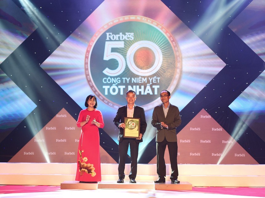 Đại diện KDH nhận giải thưởng Top 50 công ty niêm yết tốt nhất do Forbes Việt Nam bình chọn