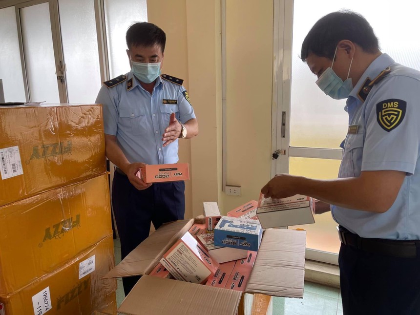 Phát hiện hàng ngàn sản phẩm thuốc lá điện tử nhập lậu tại Hà Nội