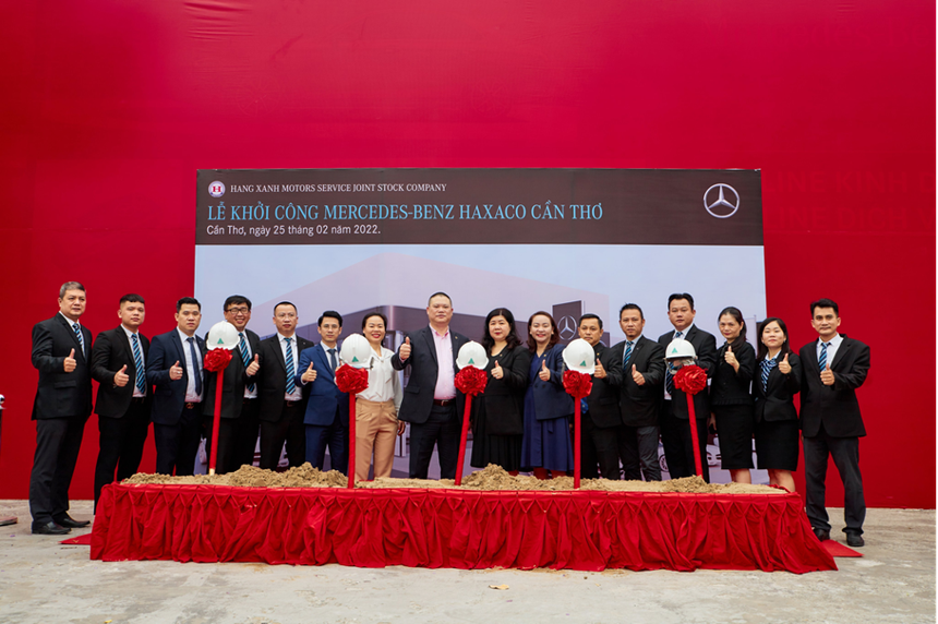 Tập thể Haxaco cùng đại diện nhà máy Mercedes-Benz Vietnam tham dự lễ khởi công