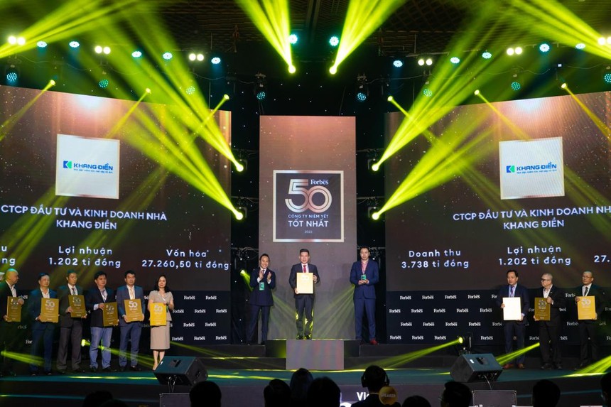 Đại diện Tập đoàn Khang Điền nhận giải thưởng Top 50 Công ty Niêm yết tốt nhất năm 2022. 