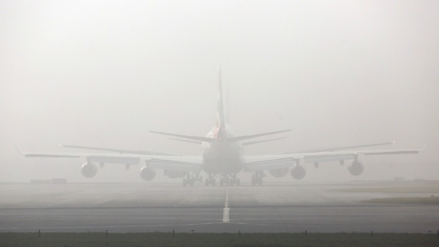 Máy bay khó hạ cánh do thời tiết sương mù.