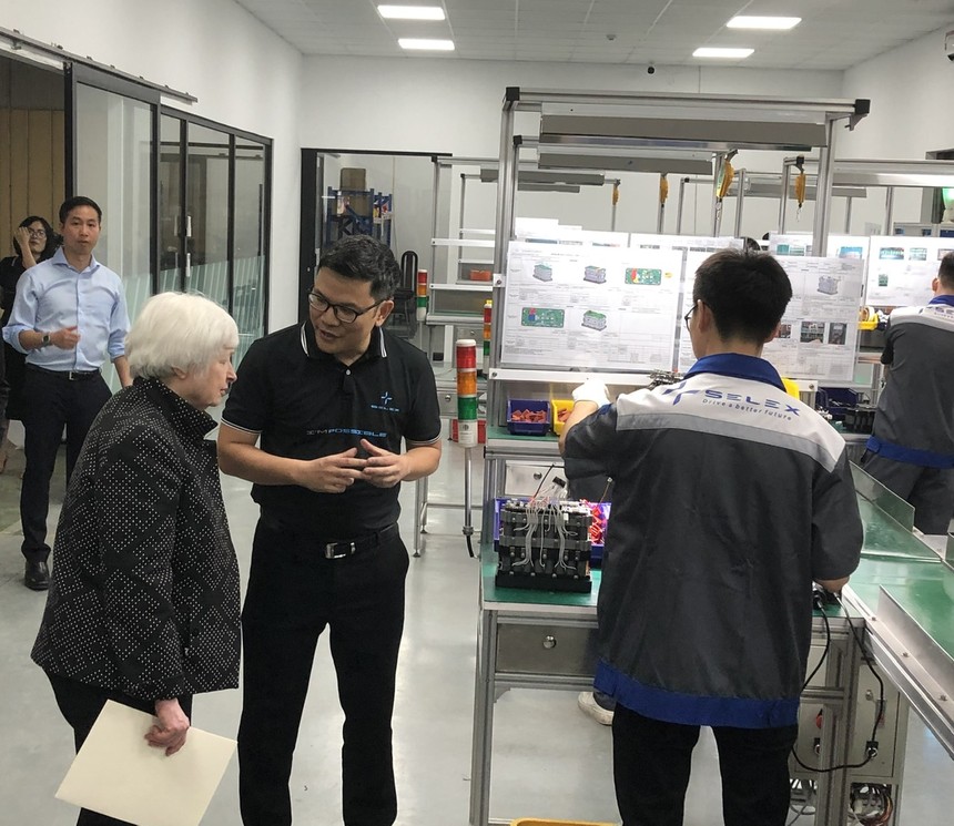 Bộ trưởng Tài chính Mỹ Janet Yellen thăm khu vực sản xuất pin tại nhà máy sản xuất xe máy điện Selex Motor. Trong ảnh CEO Selex Motors Nguyễn Hữu Phước Nguyên giới thiệu với Bộ trưởng Tài chính Mỹ về quy trình sản xuất pin của công ty.