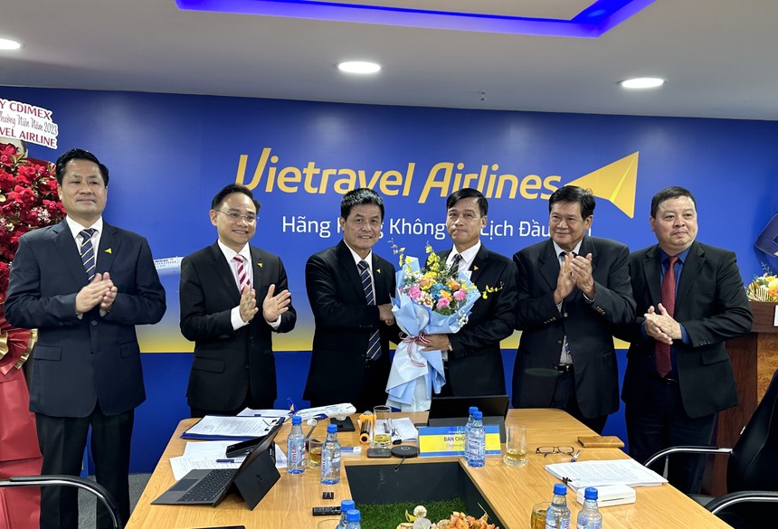 Ông Nguyễn Quốc Kỳ (thứ 3 từ trái qua), Chủ tịch HĐQT Vietravel Airlines tặng hoa cho ông Vũ Đức Biên (thứ 3 từ phải qua) tại ngày ông Biên rời vị trí Thành viên HĐQT Vietravel Airlines