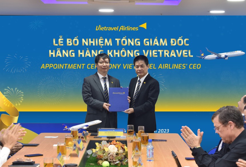 Ông Nguyễn Minh Hải (bên trái) nhận quyết định bổ nhiệm Tổng giám đốc Vietravel Airlines ngày 24/10/2023.