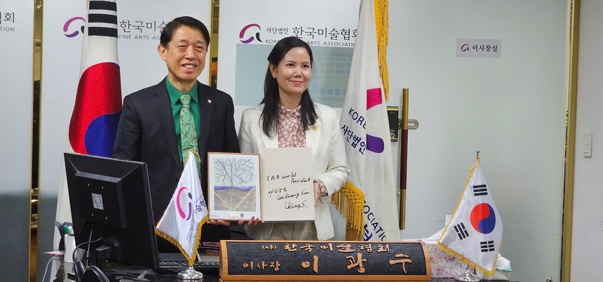 Hoạ sỹ Nguyễn Thị Kim Đức đã tặng ông Chủ tịch bản in bức tranh “Vỏ tương lai” cùng thông điệp bảo vệ thiên nhiên trước biến đổi khí hậu mà thế giới đang phải gánh chịu. 