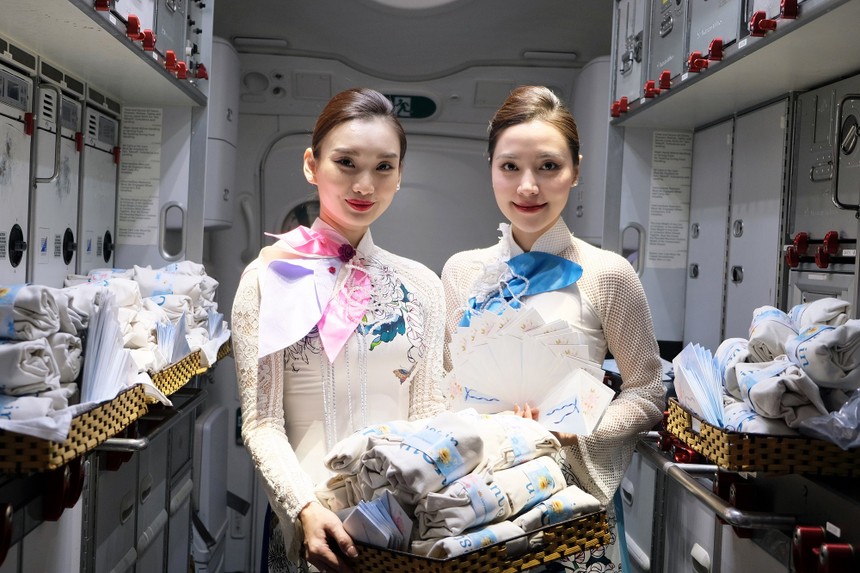 Tiếp viên Hãng hàng không quốc gia Vietnam Airlines chuẩn bị quà tặng cho nữ hành khách trên chuyến bay sáng 8/3.
