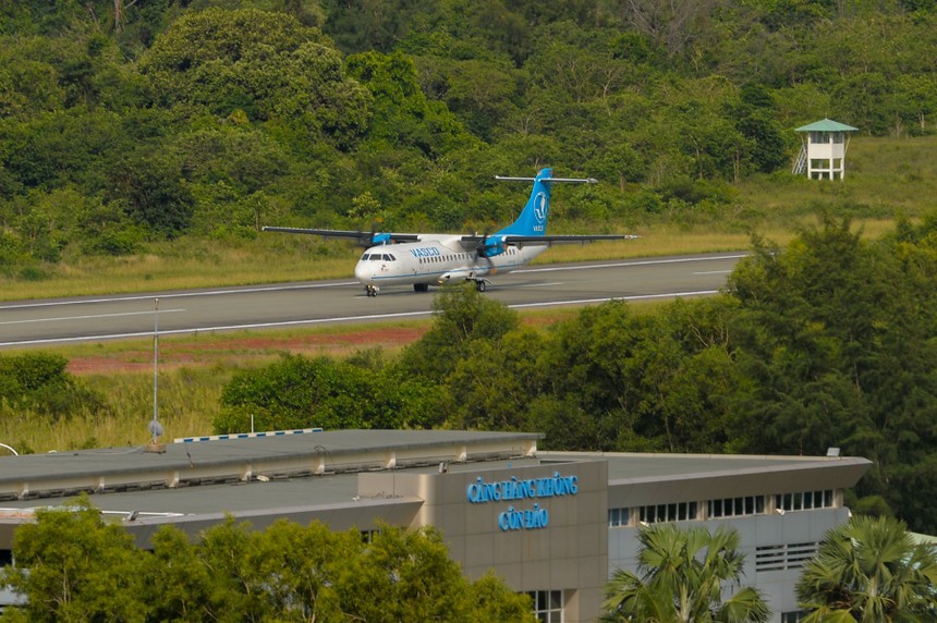 Máy bay hạ cánh tại sân bay Côn Đảo.