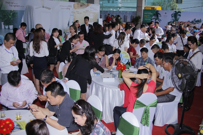 100 căn hộ khách sạn Ariyana Smart Condotel Nha Trang đã được đặt mua nhân dịp cất nóc dự án