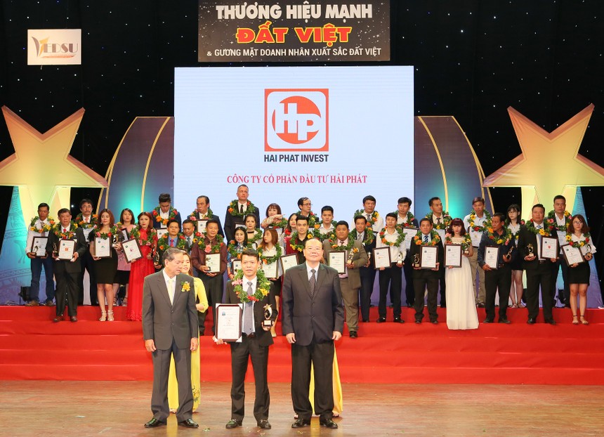 Ông Phạm Minh Tuấn – Phó TGĐ Hải Phát Invest vinh dự lên nhân giải thưởng
