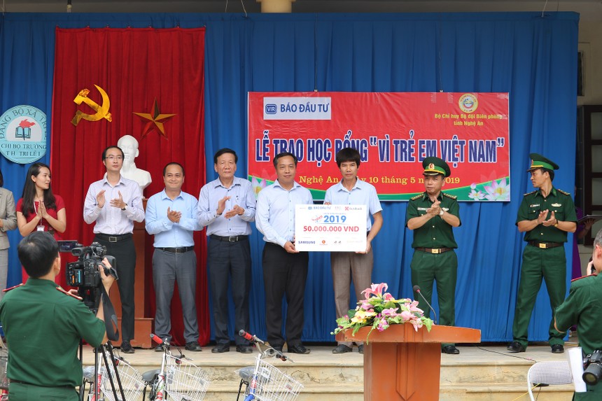 100 suất học bổng “Vì trẻ em Việt Nam” đến với học sinh nghèo tại Tri Lễ, Quế Phong, Nghệ An