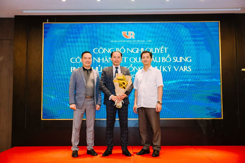 Ông Trần Văn Bình (giữa) - Phó Chủ tịch VARS được bầu giữ chức Tổng thư ký VARS