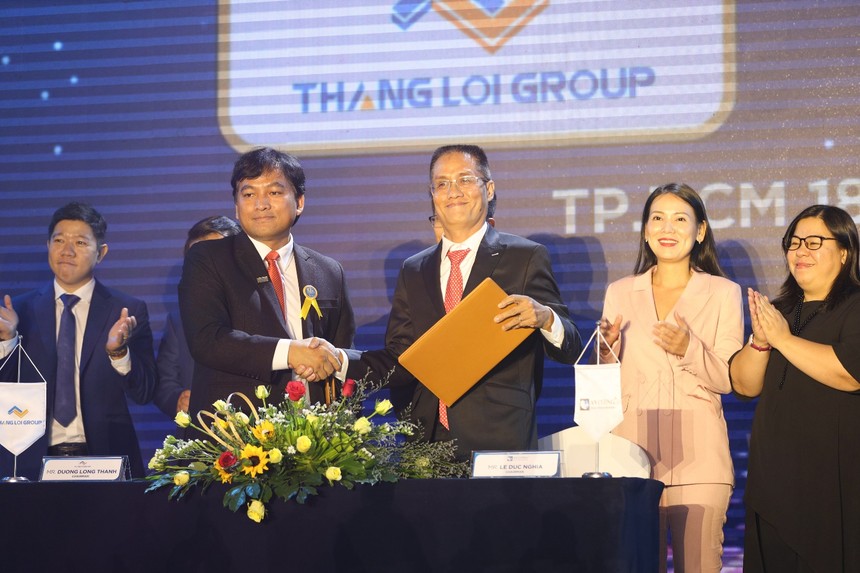Ông Dương Long Thành, Chủ tịch HĐQT Thắng Lợi Group (bên trái) bắt tay ký kết cùng ông Lê Đức Nghĩa, Chủ Tịch HĐQT Gỗ An Cường (bên phải)