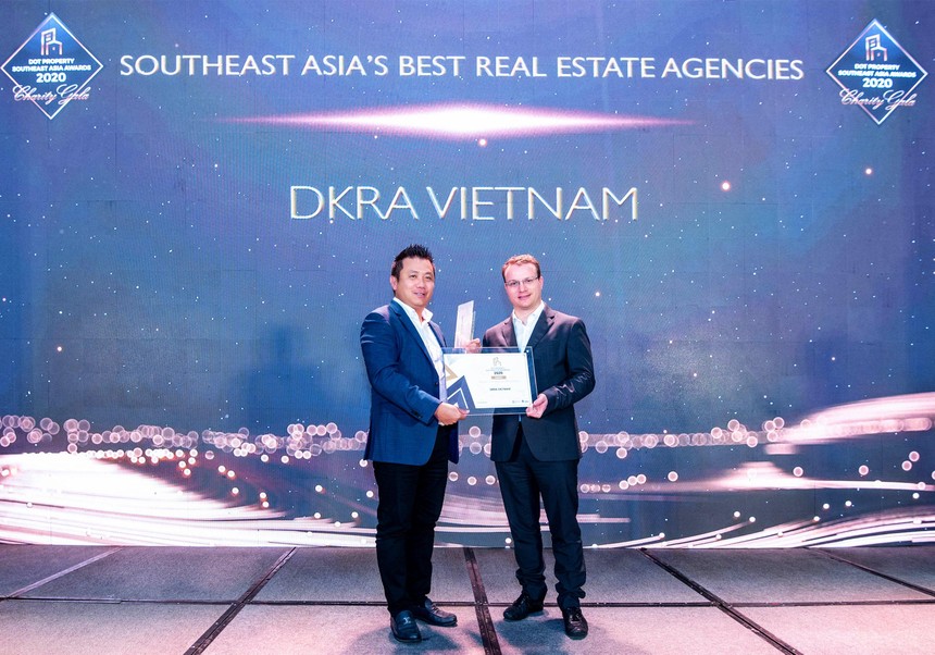 Ông Phạm Lâm - CEO DKRA Vietnam (bên trái) đón nhận giải thưởng "Đơn vị phân phối Bất động sản tốt nhất Đông Nam Á" 