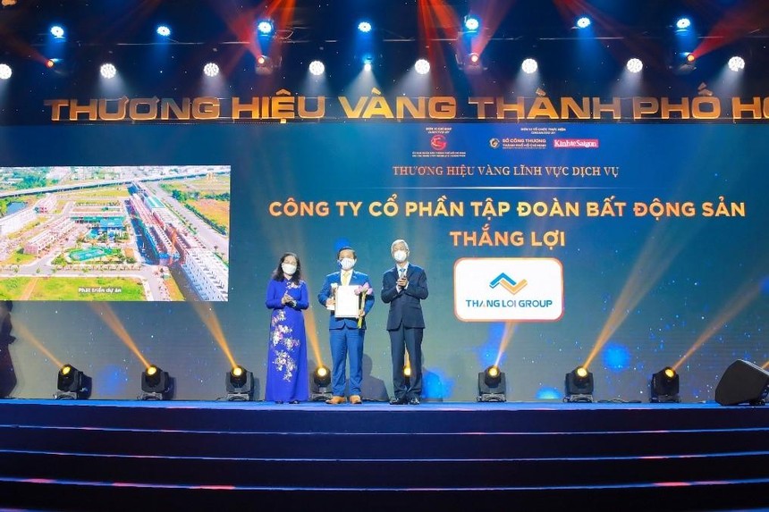 Ông Nguyễn Thanh Quyền, Tổng giám đốc Tập đoàn Bất động sản Thắng Lợi nhận giải thưởng Thương hiệu vàng 2021 