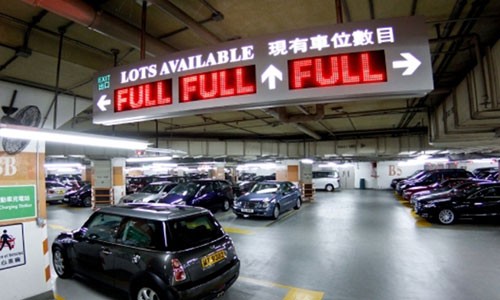 Một bãi đỗ ôtô đã kín chỗ tại Hong Kong. Ảnh: Apple Daily