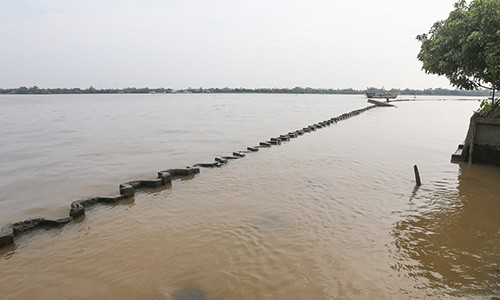 Dự án lấn sông đã hoàn thành hạng mục kè đá. Ảnh: Quỳnh Trần.