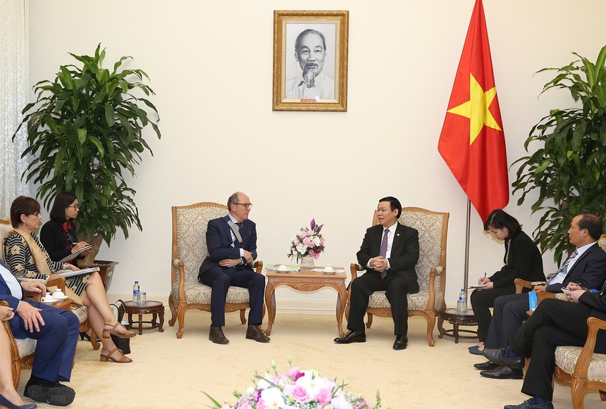 Phó Thủ tướng Vương Đình Huệ tiếp ông Johan Vande Lanotte. Ảnh: VGP/Thành Chung