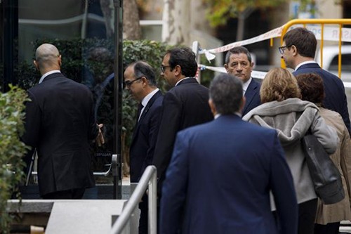 Các cựu thành viên chính quyền tự trị bị giải tán ở Catalonia xuất hiện tại Tòa án Tối cao Tây Ban Nha ngày 2/11. Ảnh: Independent