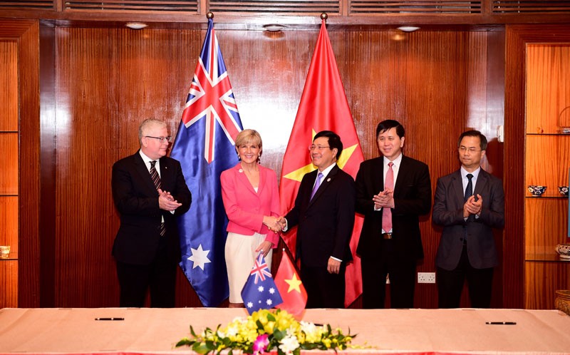 Bộ trưởng Ngoại giao Australia, bà Julie Bishop gặp Phó Thủ tướng, Bộ trưởng Ngoại giao Phạm Bình Minh tại Lễ khởi động chương trình Aus4Equality.