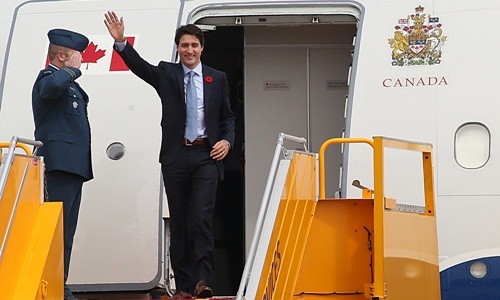 Thủ tướng Canada Justin Trudeau vẫy tay chào khi bước xuống từ chuyên cơ tại sân bay Nội Bài. Ảnh: Ngọc Thành.