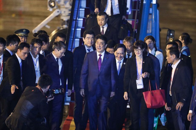 Thủ tướng Nhật Shinzo Abe tại sân bay Đà Nẵng