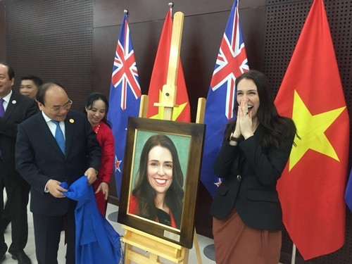 Món quà Thủ tướng Nguyễn Xuân Phúc tặng Thủ tướng New Zealand