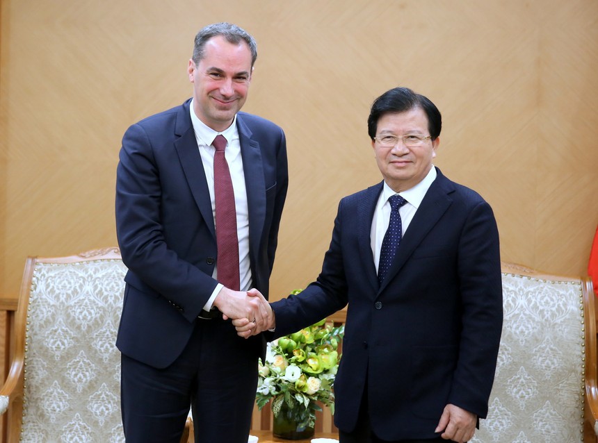 Phó Thủ tướng Trịnh Đình Dũng và ông Cedrik Neike – Thành viên Ban điều hành Tập đoàn Siemens.