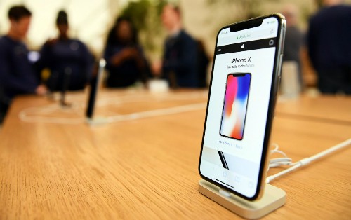 Các nhà bán lẻ cho biết iPhone X chính hãng có thể lên kệ sớm, ngay từ cuối tháng 11 thay vì phải đợi tới tháng 12 hay qua năm sau như dự kiến lúc trước.