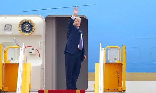 Tổng thống Mỹ Donald Trump vẫy tay khi rời Hà Nội để đến Philippines ngày 12/11