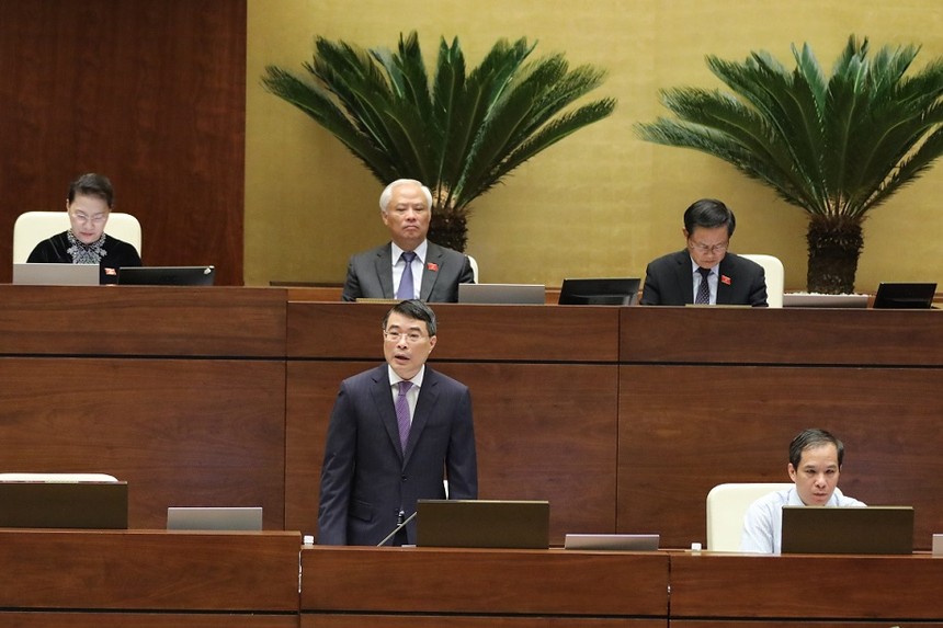 Thống đốc NHNN Lê Minh Hưng trả lời chất vấn trước Quốc hội.