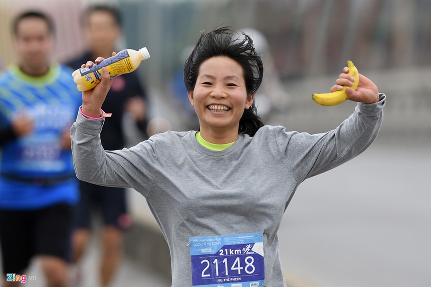Hơn 1.200 người đội giá rét chạy marathon quanh Hạ Long