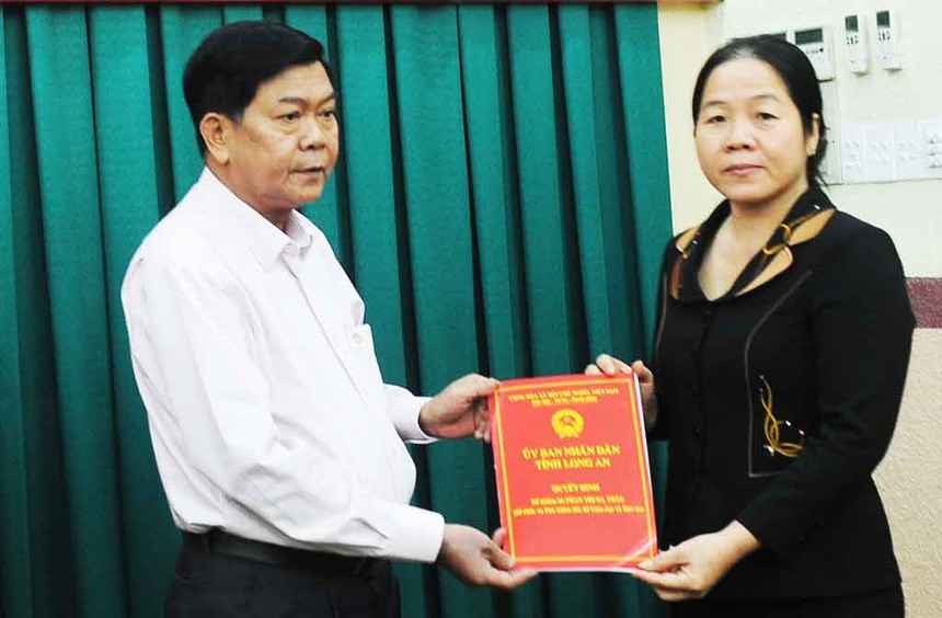 Chủ tịch UBND tỉnh - Trần Văn Cần trao Quyết định bổ nhiệm Phó Giám đốc Sở Giáo dục và Đào tạo - Phan Thị Dạ Thảo