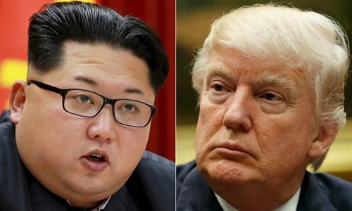 Tổng thống Mỹ Donald Trump (phải) và nhà lãnh đạo Triều Tiên Kim Jong-un. Ảnh: Reuters/AP