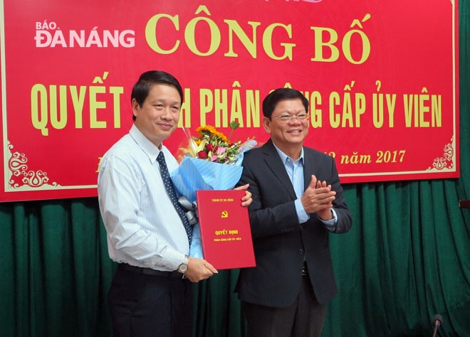 Phó Bí thư Thường trực Thành ủy Võ Công Trí trao quyết định phân công cấp ủy viên cho ông Ngô Xuân Thắng